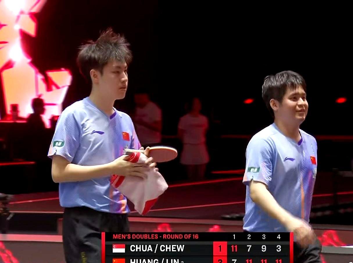 一场比赛，四个人，裁判追着罚了三个。林诗栋发球，裁判直接判违例。鹰眼一放，