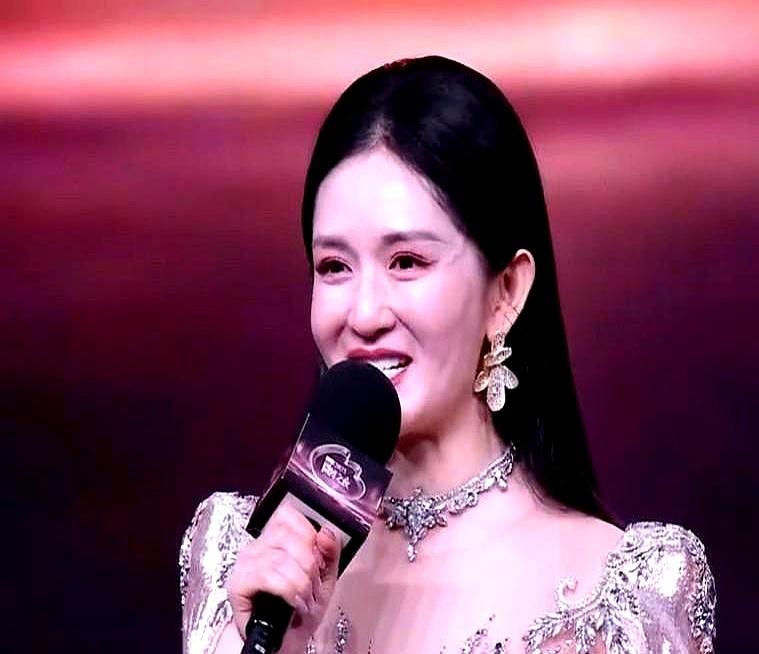 王一博一个动作，扯下7个主持人的遮羞布。华纳高管，一个老外，站在台上，一脸