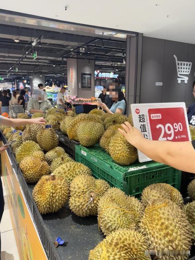 广东深圳，男子冲着满199元，免2小时停车费的规则，在超市买了253元的东西。结