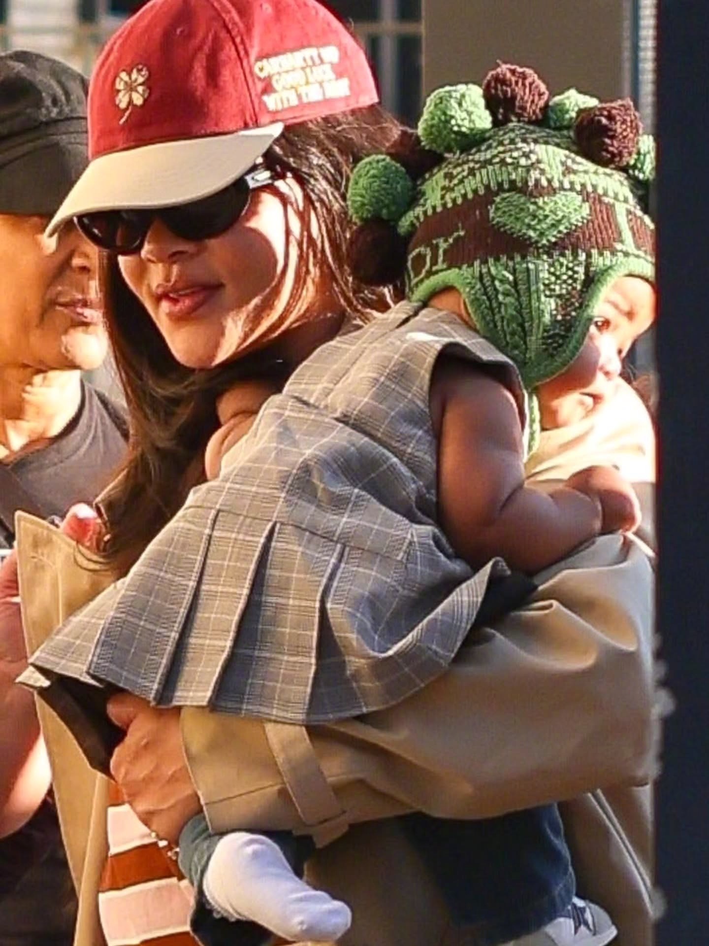 好可爱😍！著名女企业家蕾哈娜（Rihanna）终于抱着三胎女儿出街了！女儿