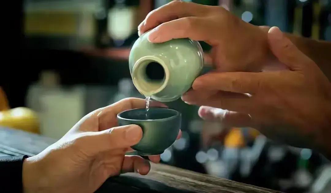 一觉睡醒。是不是全网都知道了。昨天傍晚，他从成田飞回浦东，拎着箱子就