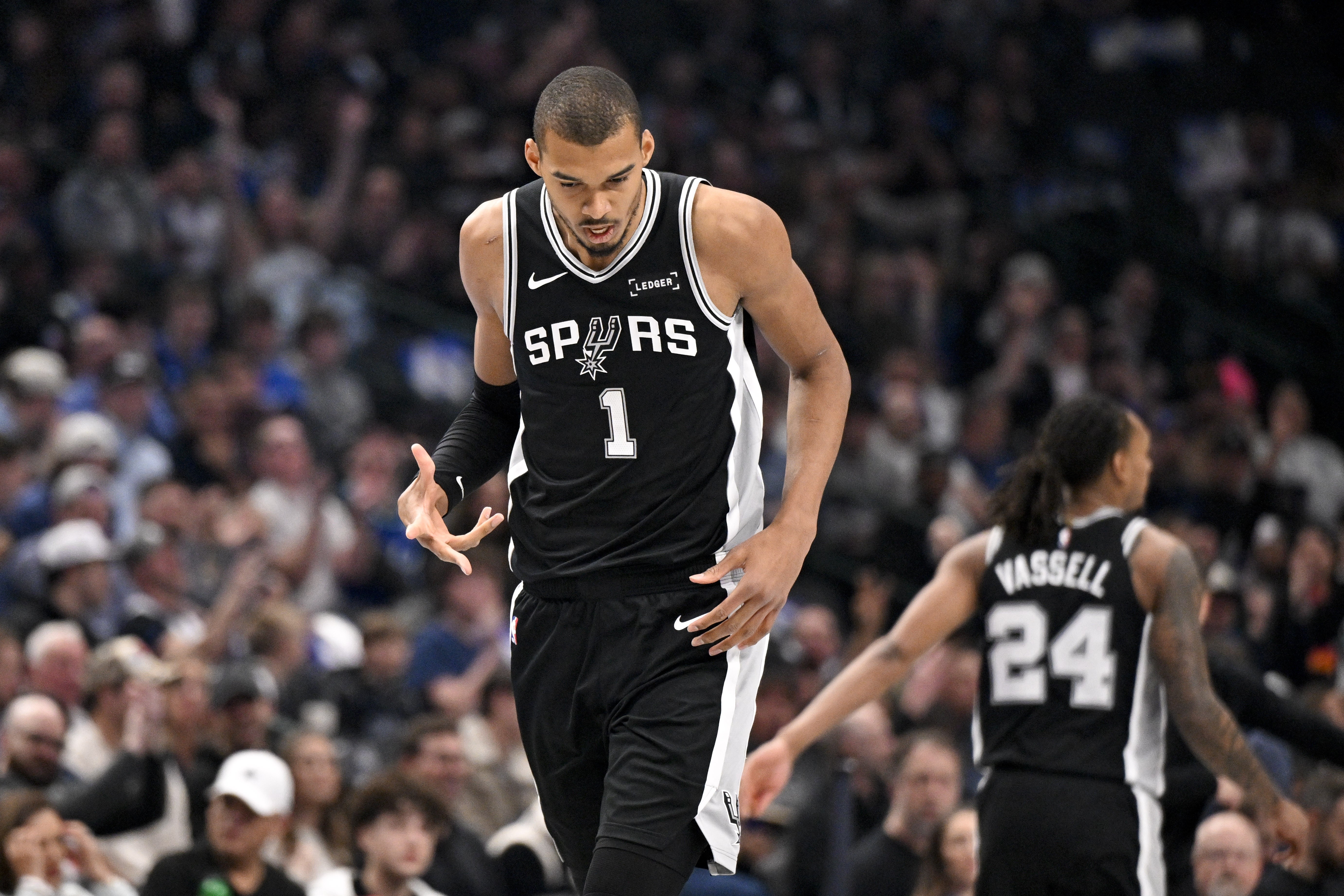 文班今年进步幅度真的大吗话说？文班今年和去年数据几乎一样，场上观感也差不多，