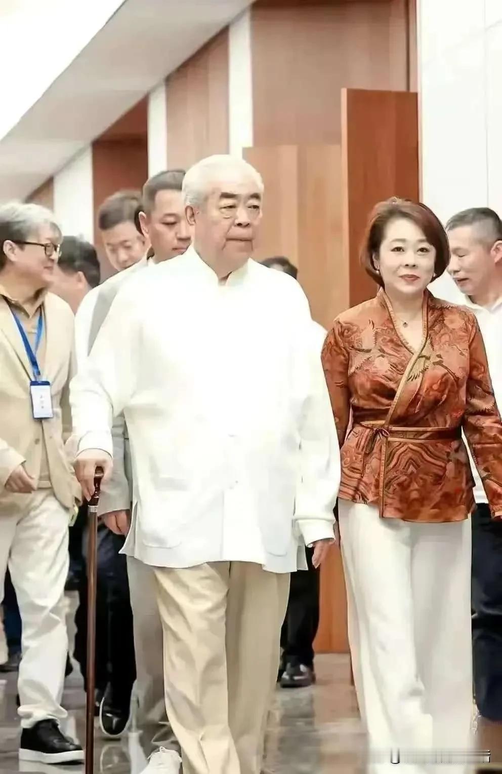 原来范曾被小娇妻控制是真的。女儿范晓蕙发了长文回应了父亲失踪的事儿。她说刚开