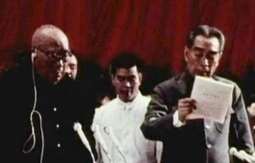 1975年，周总理最后一次做政府报告，89岁的朱老总非要站立作陪，周总理病魔缠身