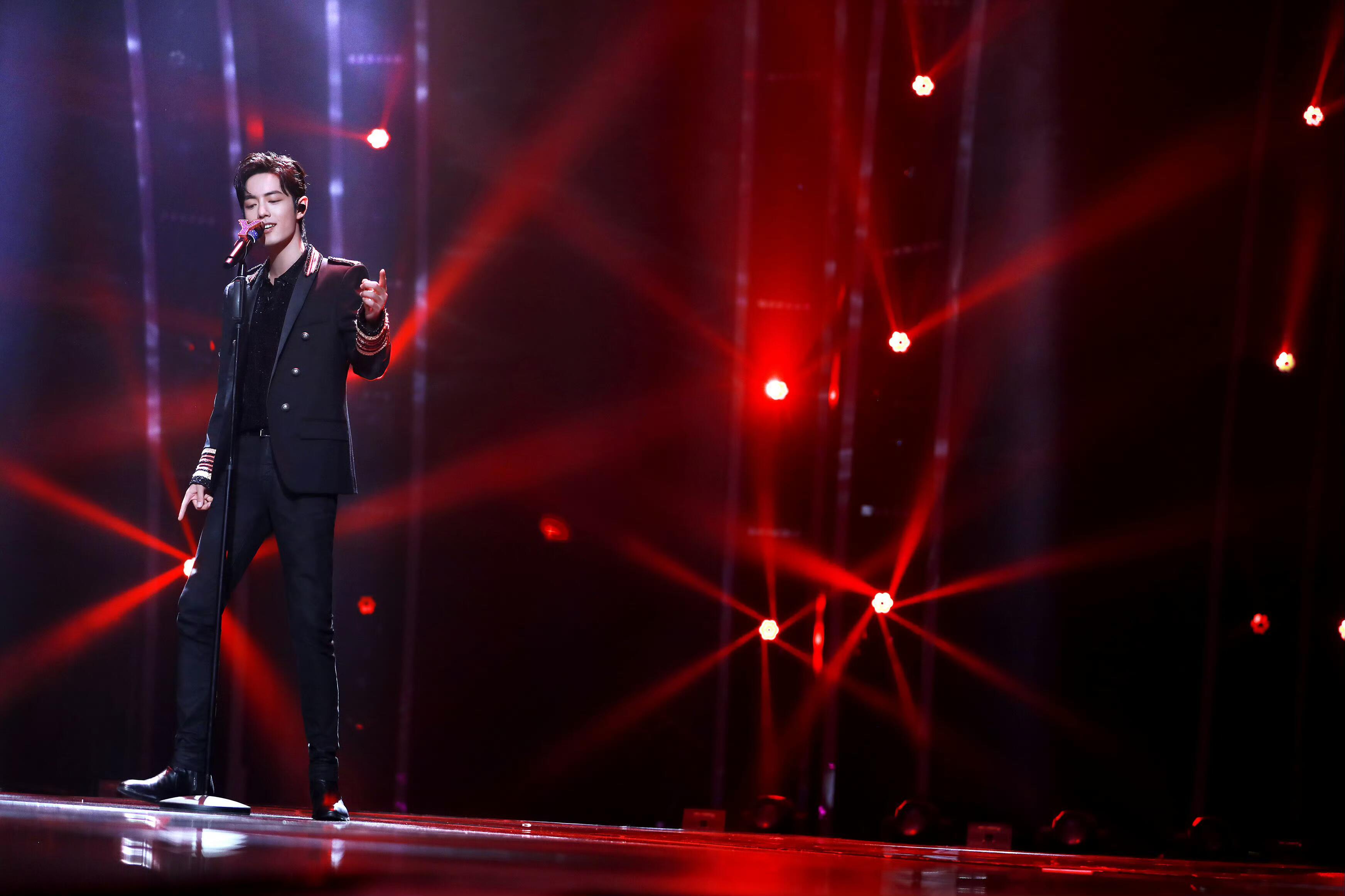 肖战现在不跳舞要干嘛立麦舞台，必出神图现在不跳舞要干嘛🕺心动舞台品鉴中向全世