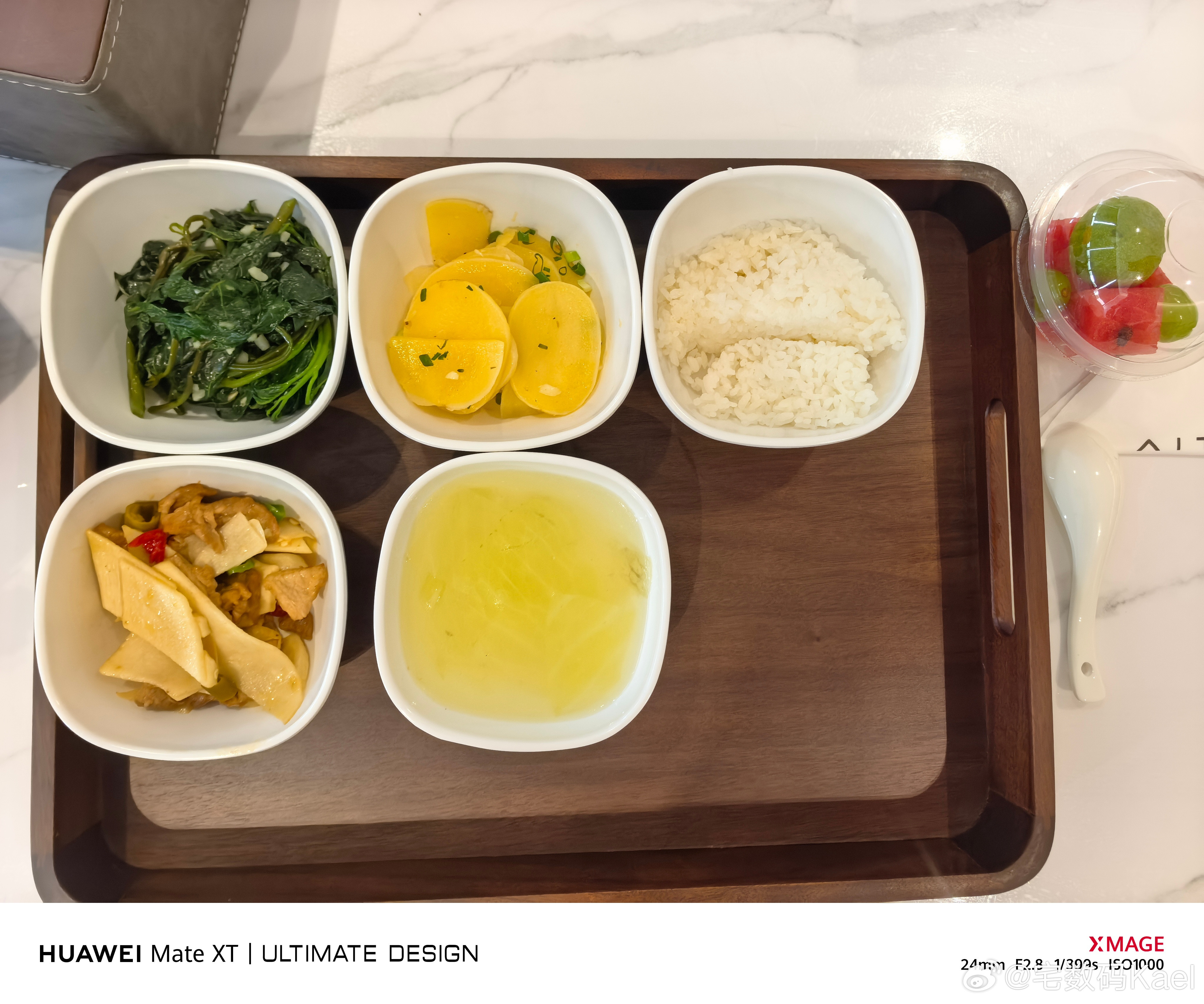 来给问界M9做保养，顺便尝一口鸿蒙大酒店的午餐！​​​