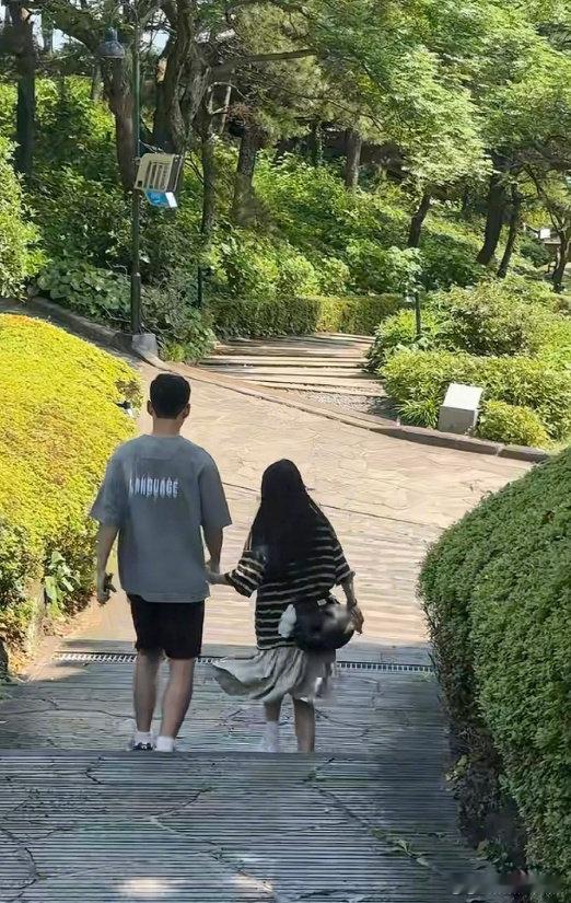 李嘉格与男友正脸合照李嘉格与男友对镜自拍12月4日，在官宣新恋情后，和男友在社