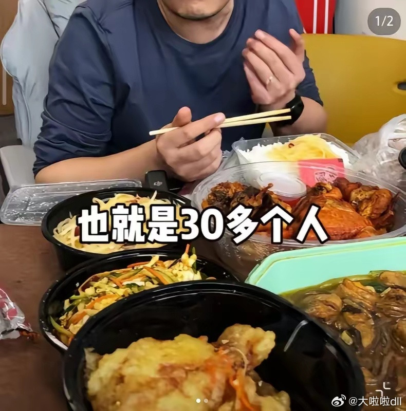 张雪峰吃的VS向华强吃的新贵跟老钱还是不一样的，中年富豪跟老年富豪也是不一样