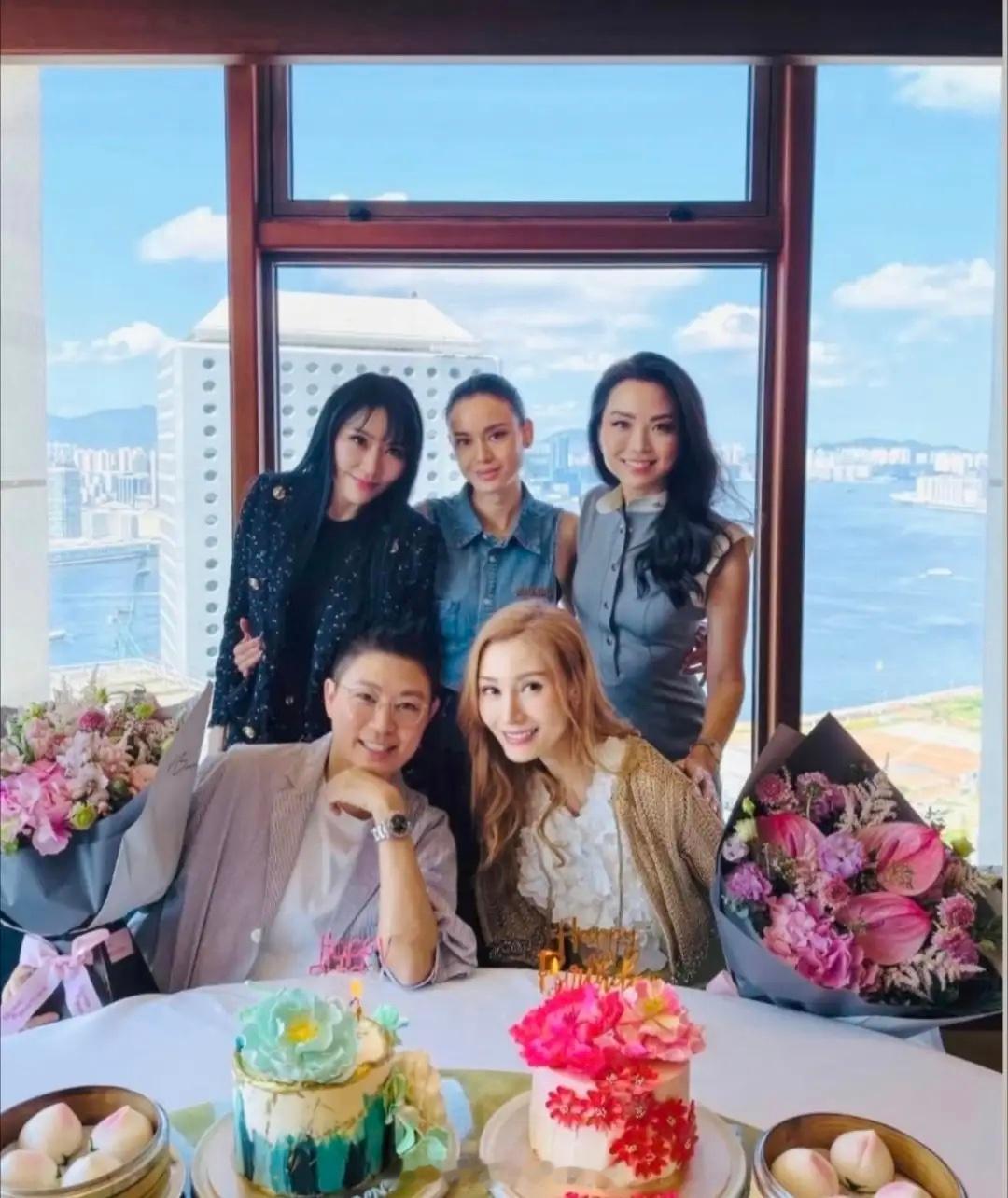 56岁李嘉欣和名媛闺蜜庆祝生日，穿一身名牌好贵气，脸部骨相抗老！