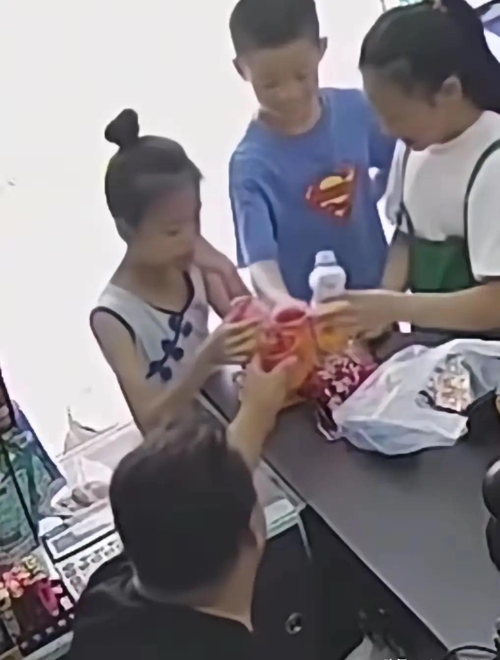 3个小朋友到超市买一瓶饮料，找老板要小杯子分着喝，倒完2杯后，小朋友还想再要一个