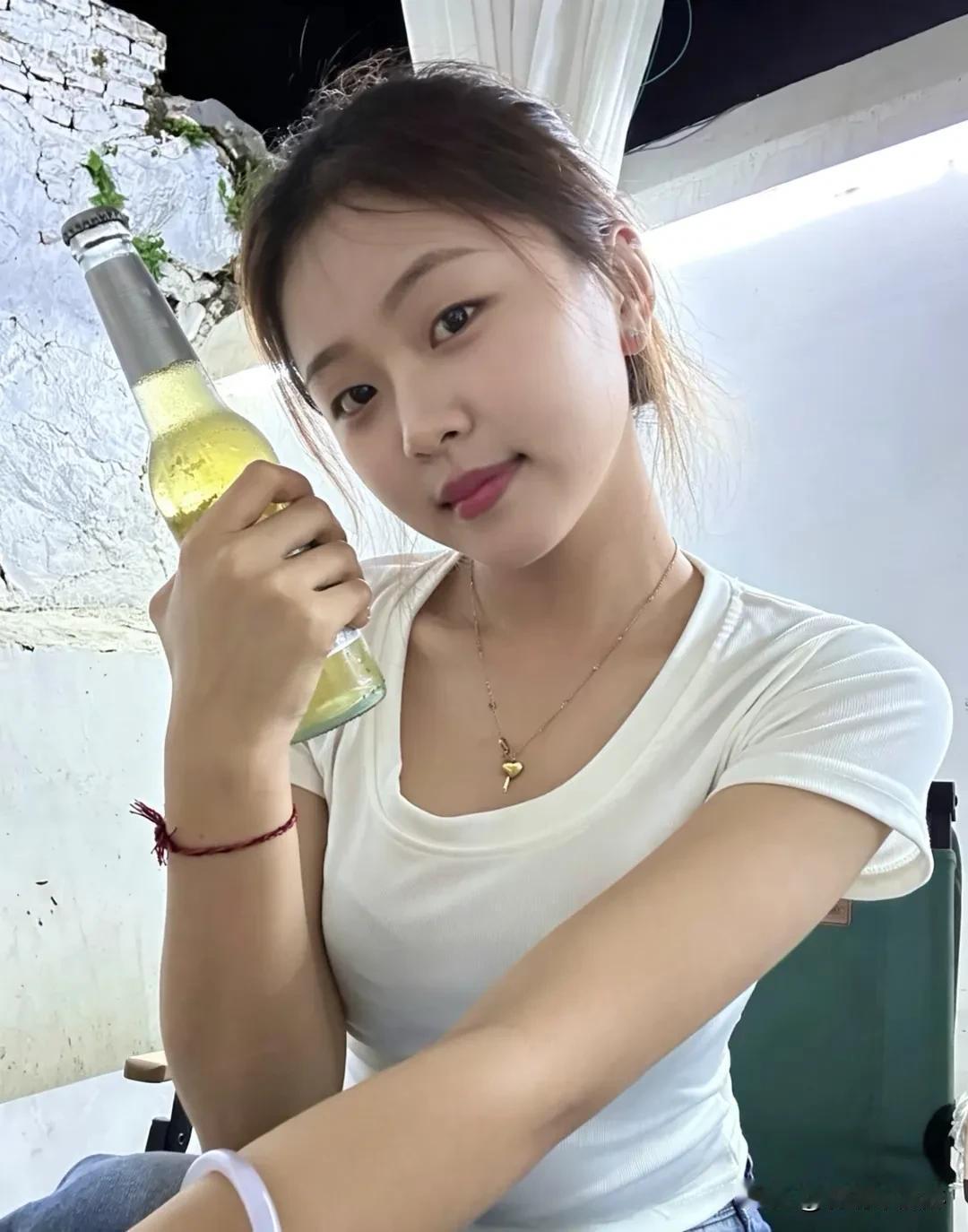 今天你喝了吗一杯咖啡，唤醒清晨；一杯奶茶，治愈午后；一瓶啤酒，