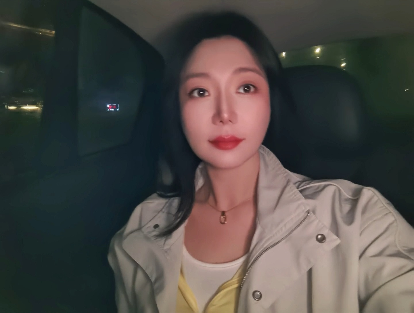 今天坐早班机出差喽～没有吃早饭一会吃东航的飞机餐