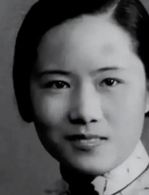 她帮美国造出原子弹，37年后回国，见到周总理开口第一句话是："我找不到父母的坟了