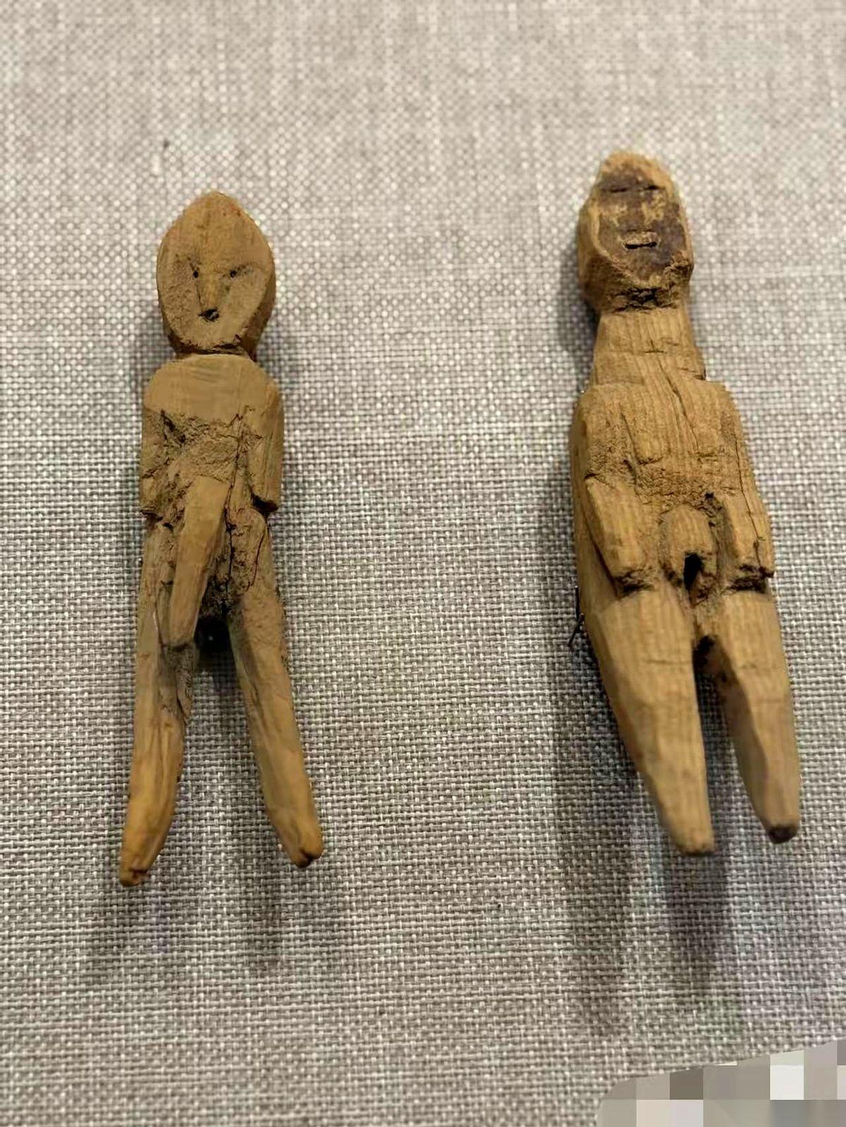 哈密博物馆，两尊三千年前的木头小人，安静地躺在展柜里。第一眼看过去，就是两根木