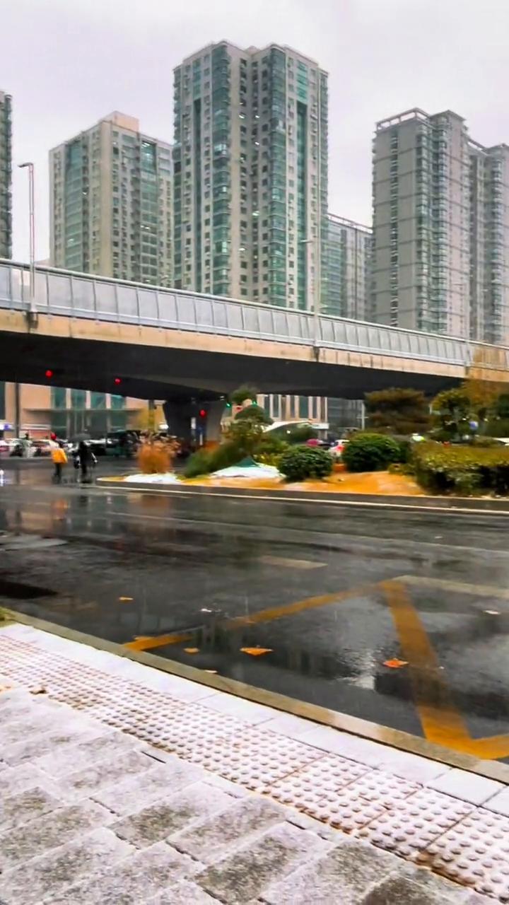 今天早上一起来发现郑州下雪了，昨天还是艳阳高照了，感觉不会下，今天可下了。你看这