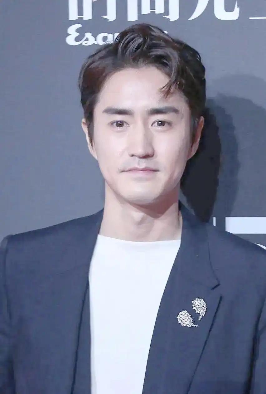 我发现，在娱乐圈中杨玏这个男演员的资源特别好他长相又不帅，演技又不好，要