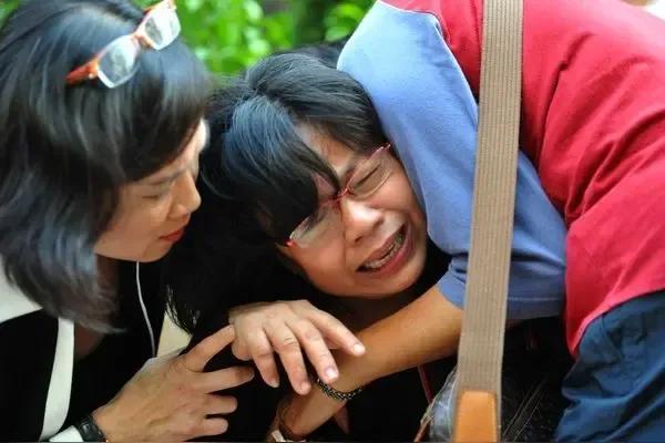 谁能想到一场灾害，竟让一位香港女士在街头哭得肝肠寸断？电话拨了一遍又一遍，屏幕上