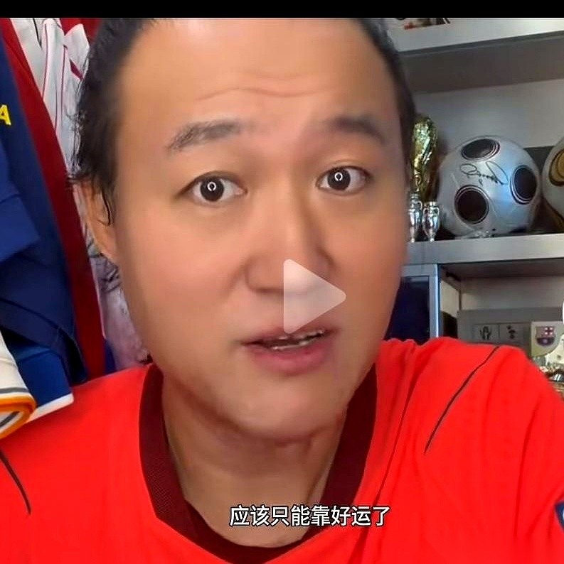 国足U23在亚运会上用3名超龄球员拿了一枚铜牌。同样是这届比赛，日本队直接派了U21的队员，泰国队也