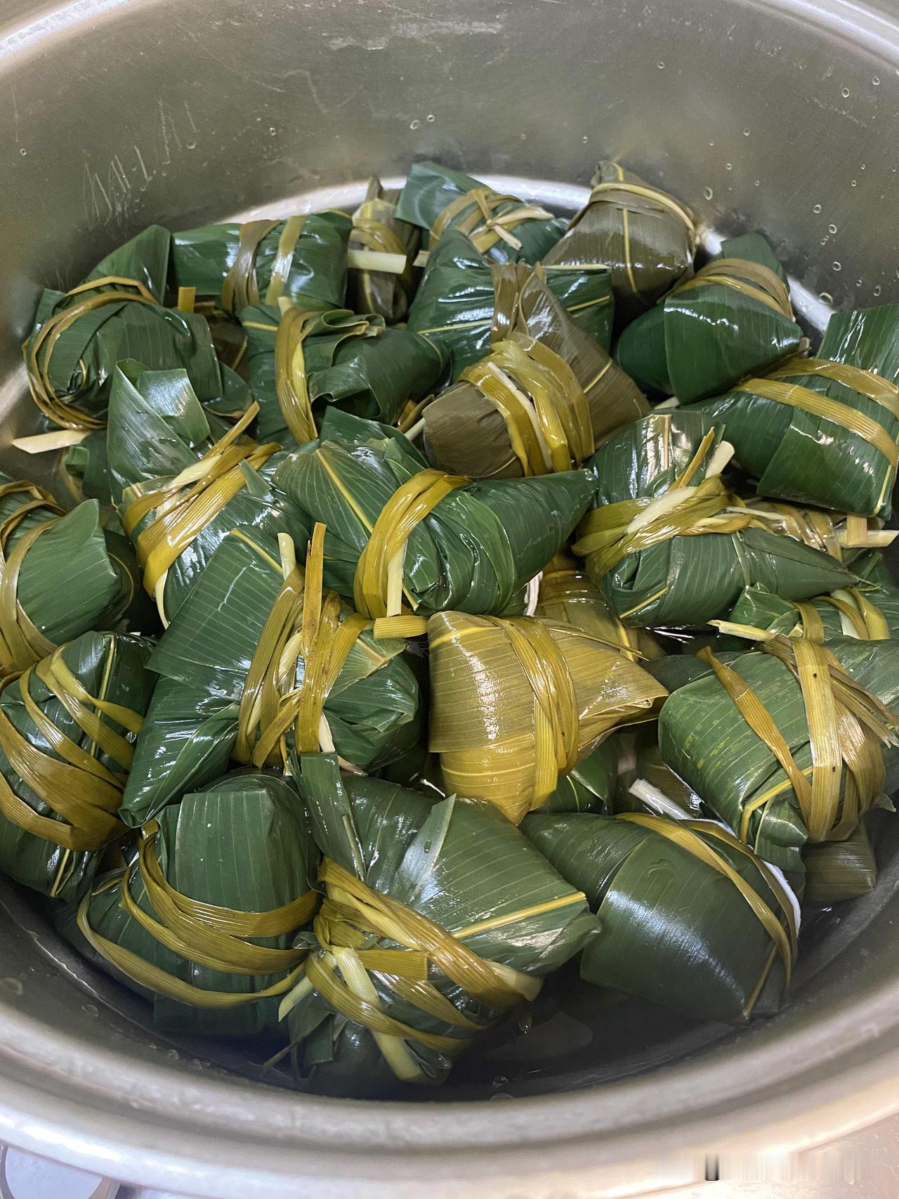 今年端午节的时候，买了5斤糯米，一共包了63个粽子。粽子里面加了红枣还有红豆