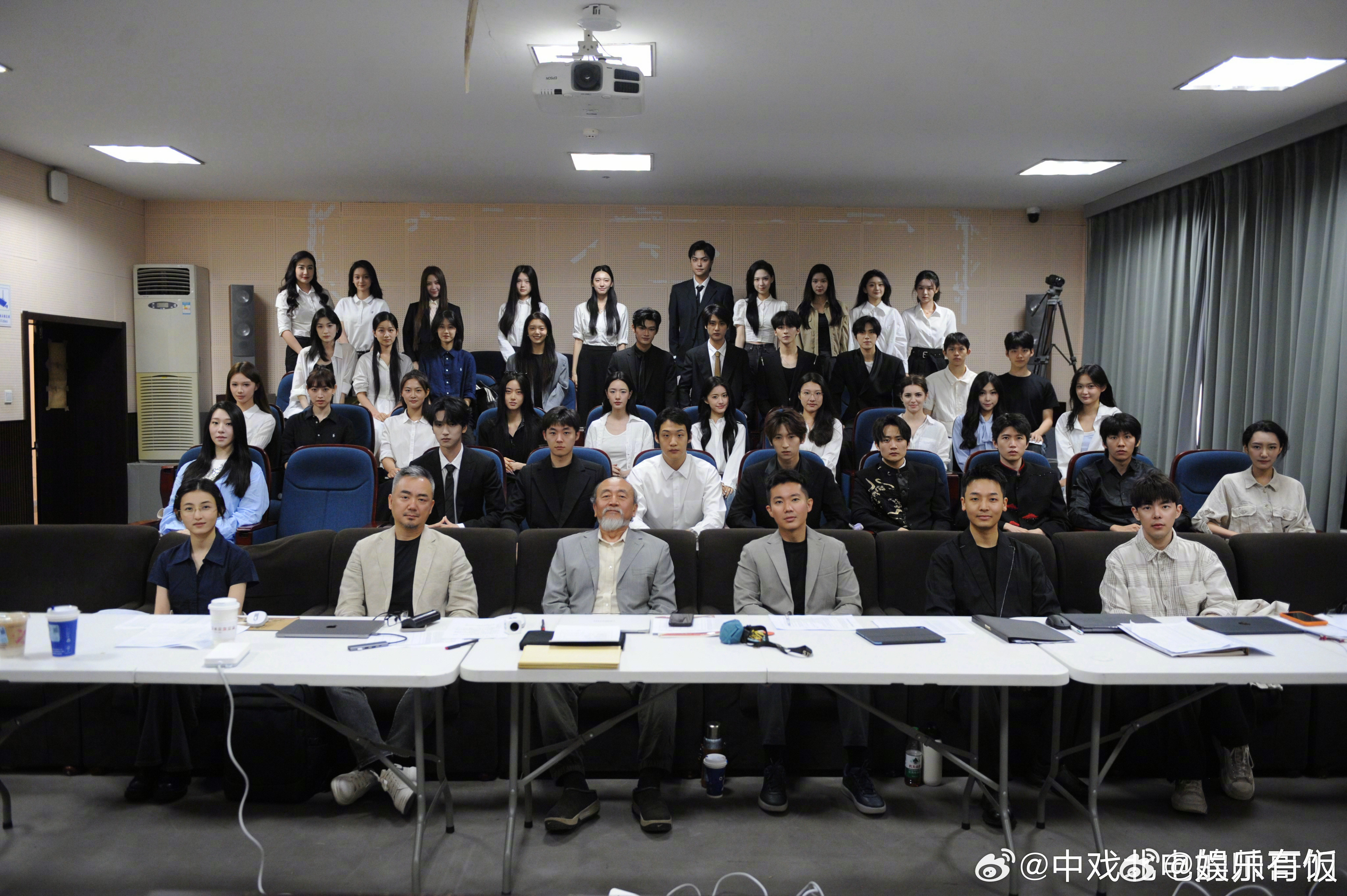 北电22级表演专业毕业照有张子枫张子枫和北电22级表演系毕业生合影网友分享北京