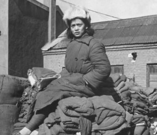 1943年常德之战，周咏南带领女兵们抵挡住了日军15次猛烈进攻，子弹打光后，三个