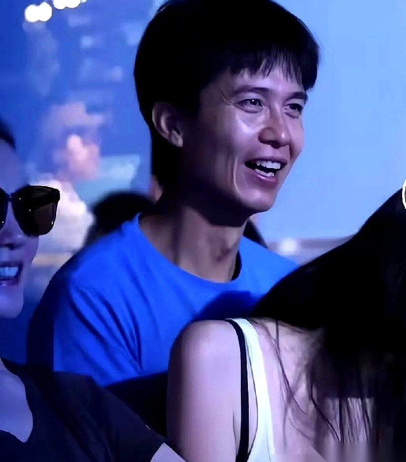 一段网传的聚会镜头里，歌手陈粒当场翻了脸。她的胳膊猛地一发力，把身边的男人一把推开，紧接着，一根中指