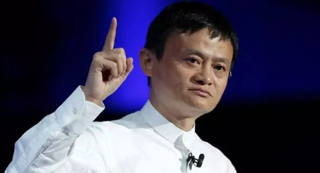 2000年，张纪中一块钱买下《笑傲江湖》版权后，投资4000万筹拍电视剧《笑傲江
