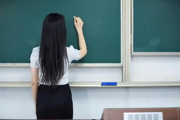 教书十年第一次被骂“瞎眼”，我攥紧拳头没还口只因为我是老师今天的课是我教学