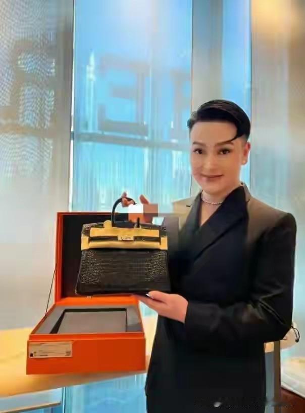 人民日报怒批！偷税749万逃国外，换马甲还想割韭菜？绝不容忍！全网炸锅！曾