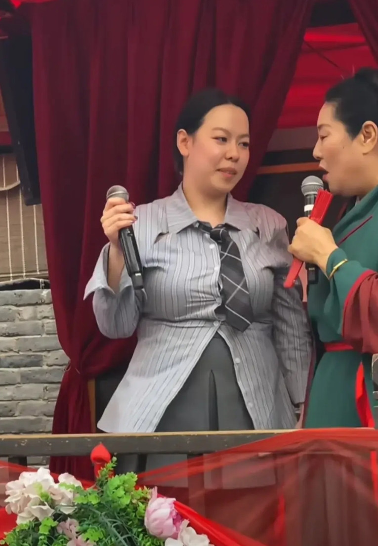 开封万岁山相亲大舞台上去了一位女孩，王婆问过女孩年龄和工作后，上下看一眼说女孩长