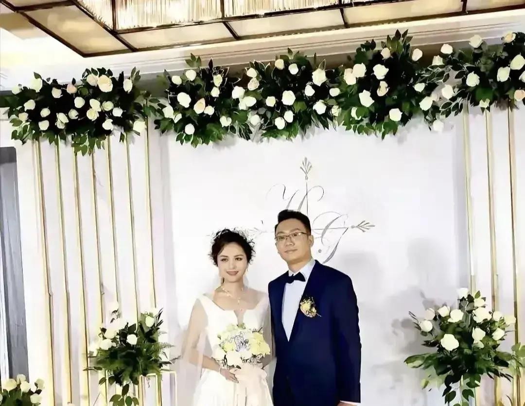 37岁离世的龚爽让无数人心里发堵，很多人私下里还在打听，她是不是留下了年纪尚小的娃娃她和丈夫何嘉炜从