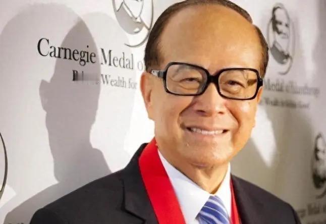 李嘉诚家族没有出现在这次的全运会火炬传递仪式上，我们就已经心知肚明了。当他清空