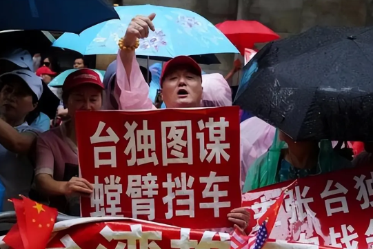台湾《联合报》今日刊文指出：“对于台湾来说，民进党内或许仍存在愿意与北京展开对话