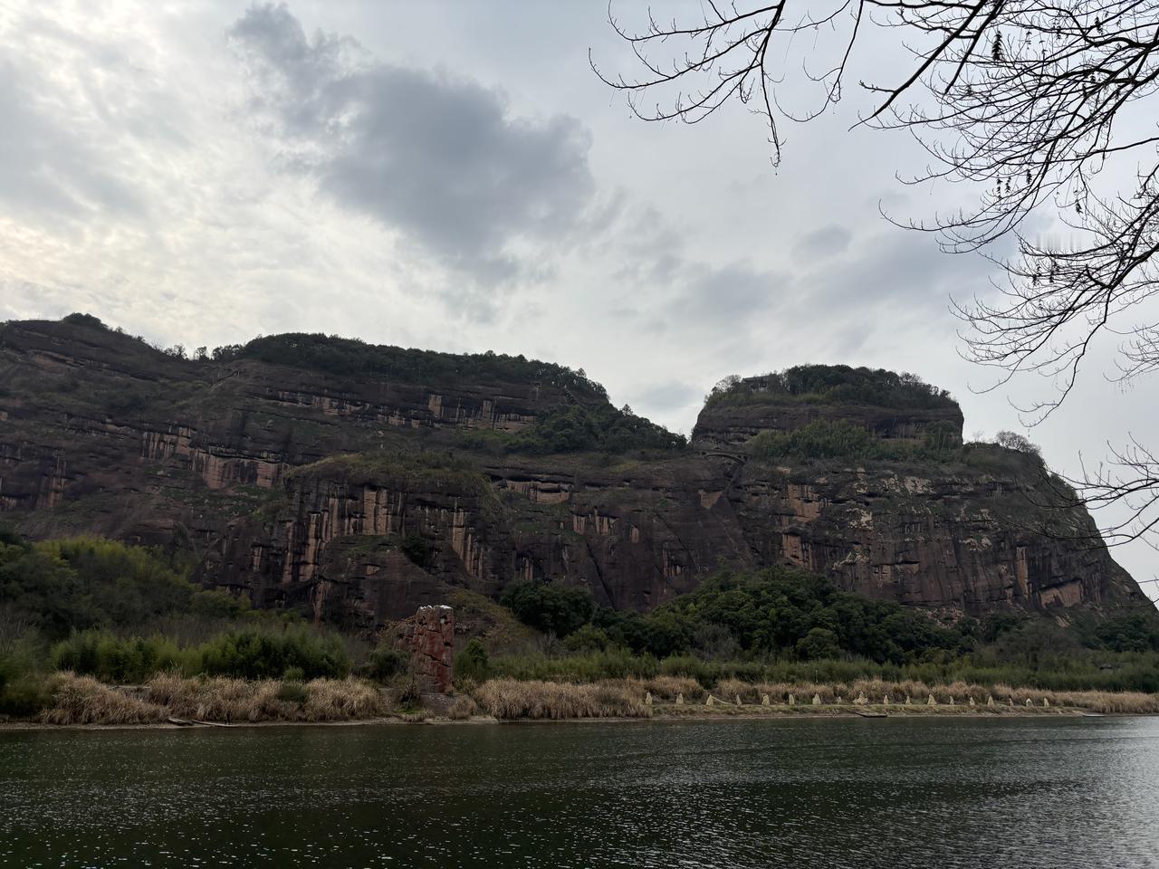 过年走亲戚才发现生育率低的真正原因了，亲戚家有个孩子32岁了，现在还未成家。跟他