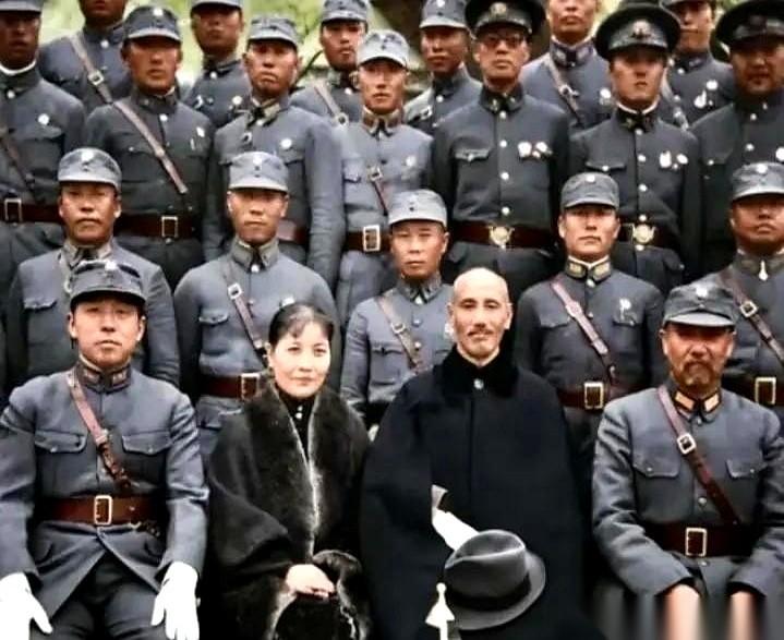 就这张照片，你说逗不逗。C位过生日的老蒋，左手张学良，右手阎锡山，旁边还站着一