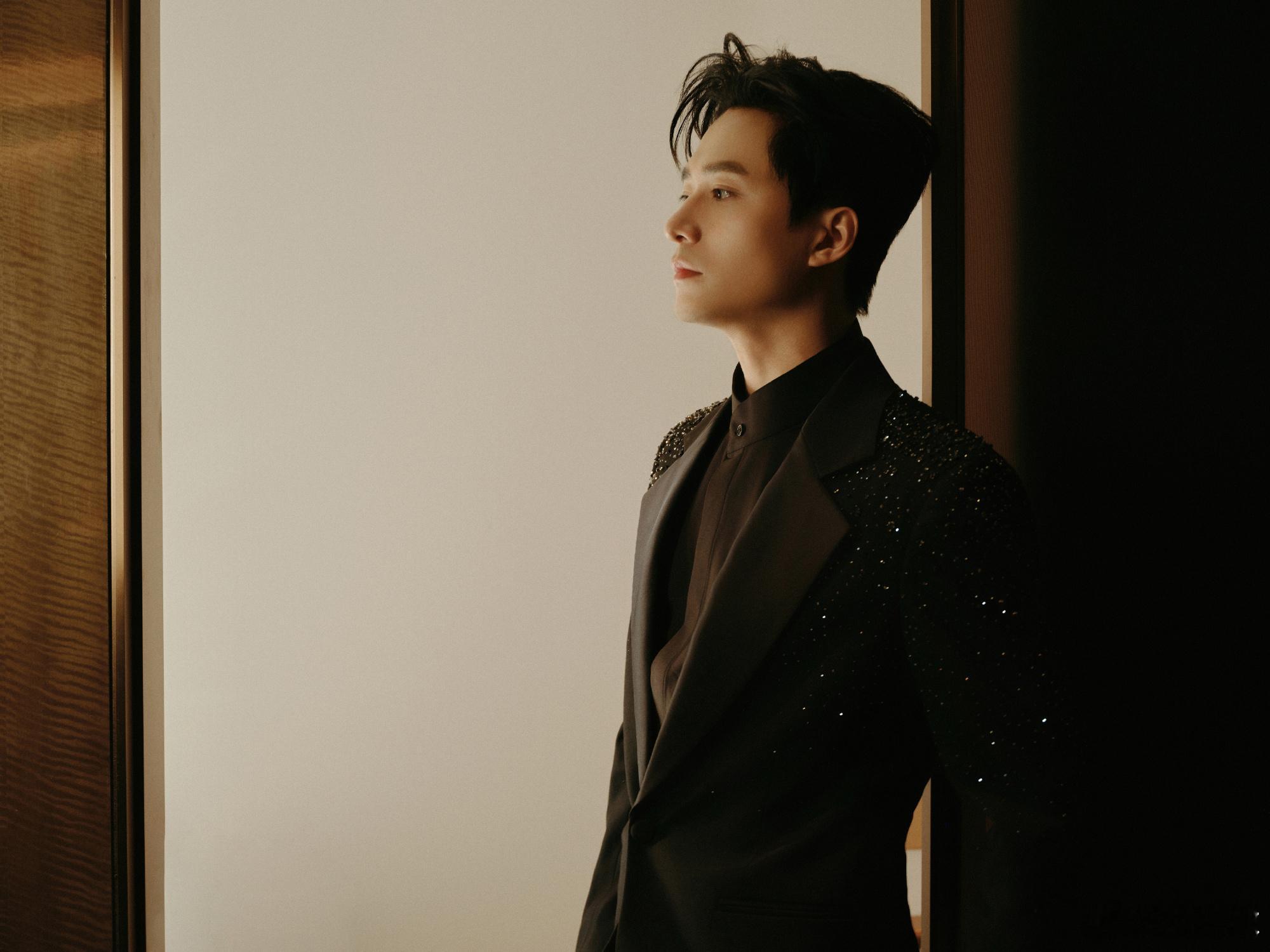 王皓祯走红毯像极了新人上班王皓祯反差感太大了，没想到短剧里的硬汉男神，红毯上这么