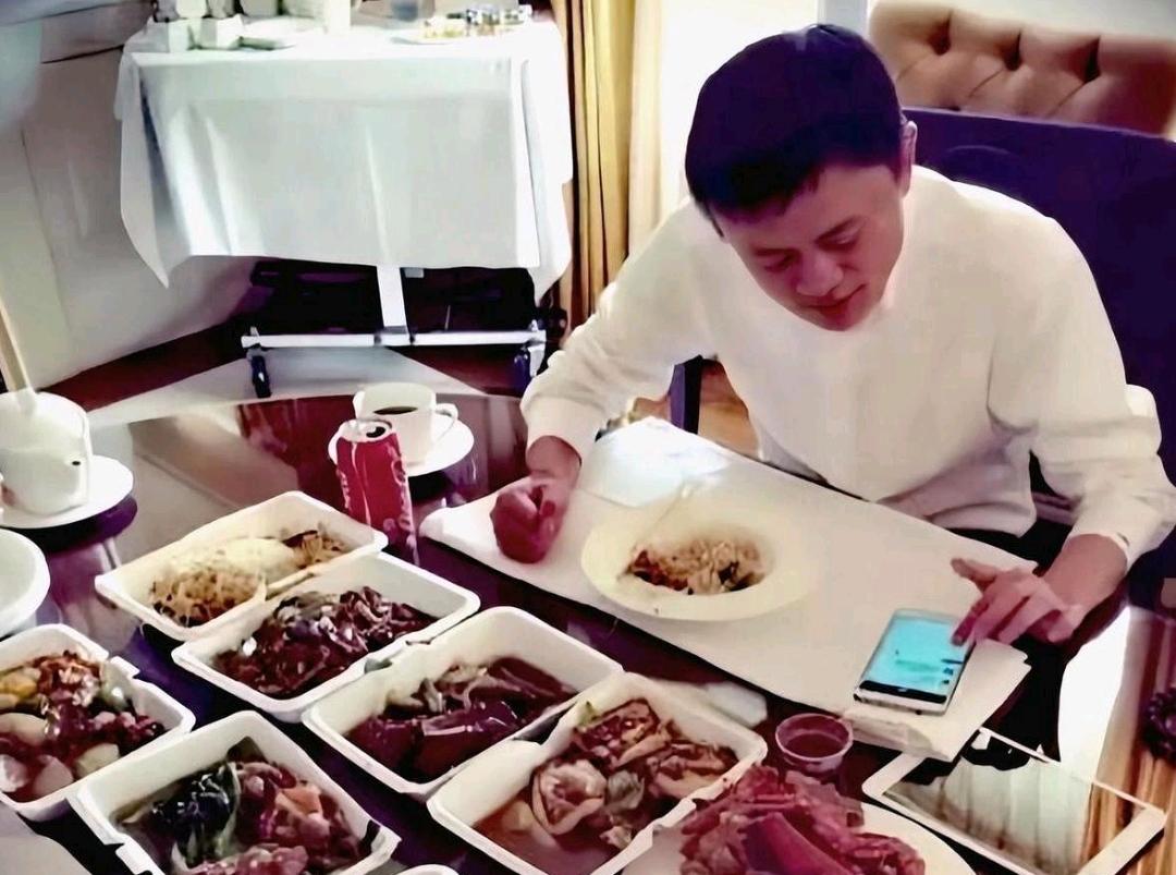 马云和雷军的午餐，你悟出什么了？有人说：马云是对的，有钱就没必要省，否则哪天