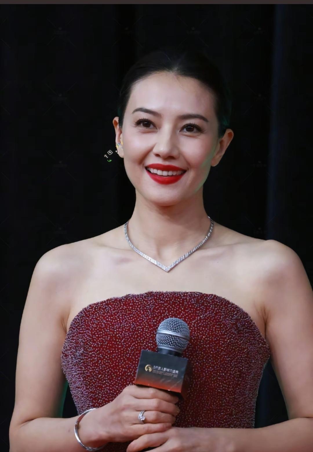 优雅红毯，闪耀星途！💃✨