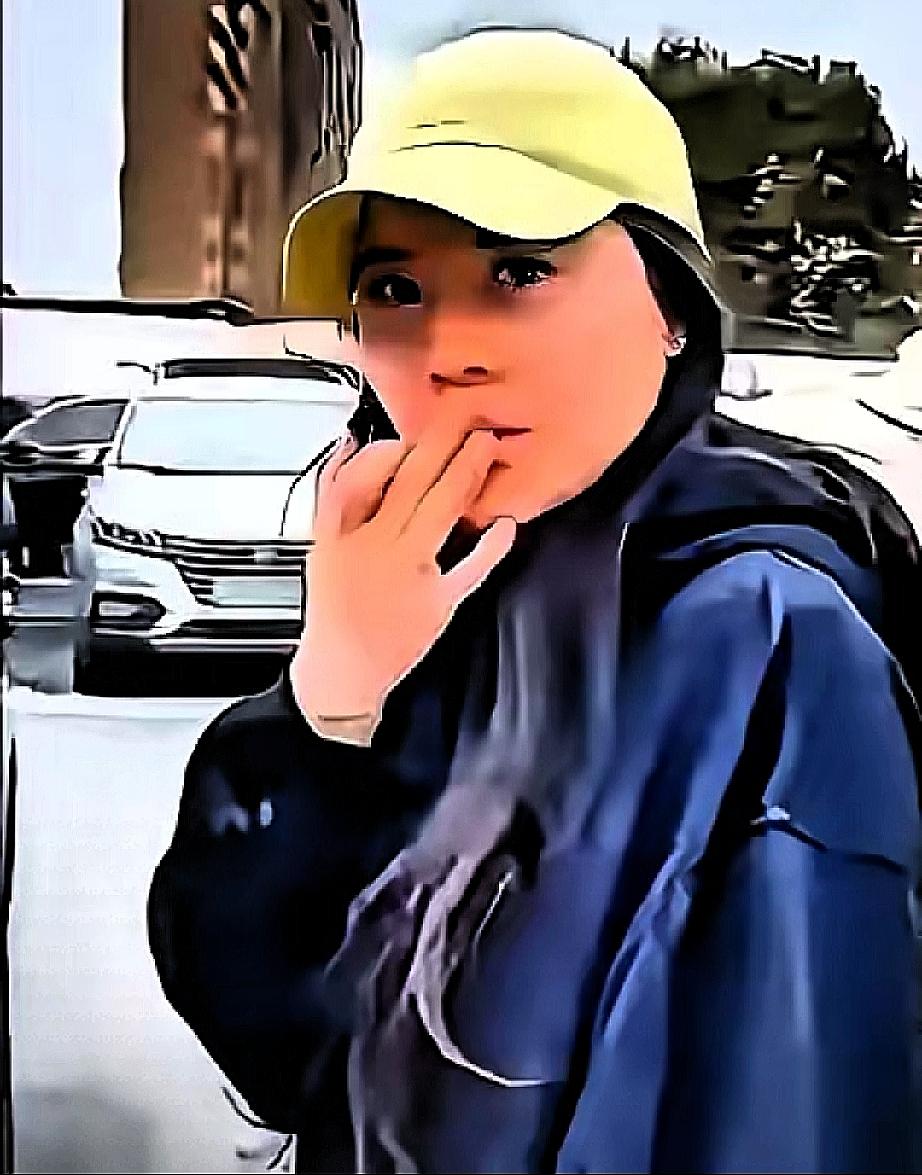 家人们，你们发现没？视频里那乘务长的反应，根本就是“认栽”不是“意外”啊！