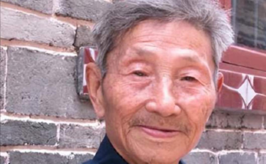 1979年，一位老人为了证明自己是老红军，不顾危险在北京拦下一辆军官的车，眼看