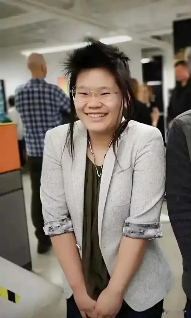 这是毕福剑的女儿：毕凌。据说迈克尔杰克逊曾经有首歌里唱到过ta：just毕凌。