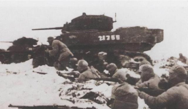 在双堆集当了俘虏的18军军长杨伯涛，后来在回忆录中总结了12兵团覆灭的八个原因，