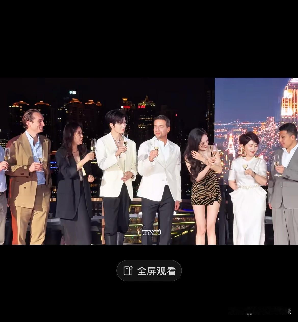 品牌高层给杨幂祝贺生日快乐！全场8人只有杨幂的香槟🥂没有喝[赞]地位高不高