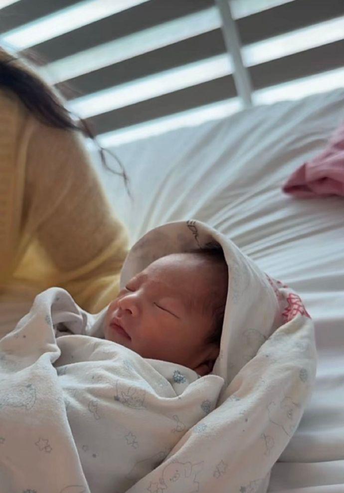 马筱梅晒儿子正脸照，整容争议这回真被打脸了？马筱梅晒娃，本来以为就是普通