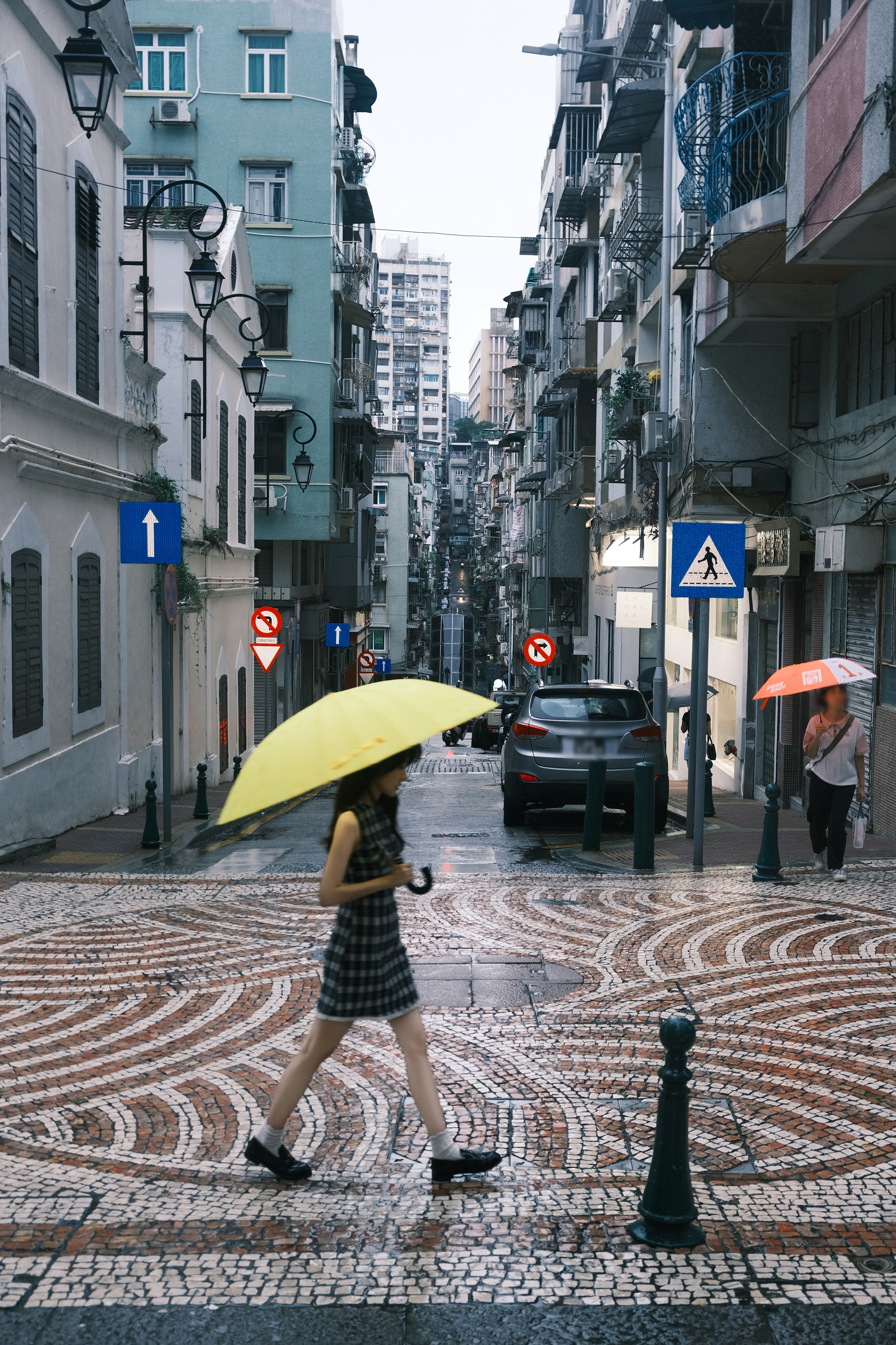 梁洁，格纹仙女裙撑伞街拍，感受雨天的浪漫​​​