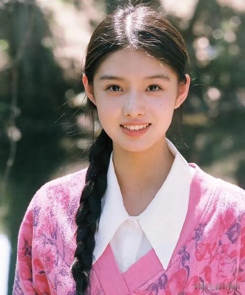 演员艾米，高考拒绝签名被吐槽！6月8号晚上，18岁的演员艾米就意外冲上了热