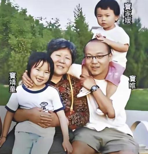 窦唯的二女儿窦佳嫄，和窦唯的感情不亲，但和姐姐窦靖童姐妹情深