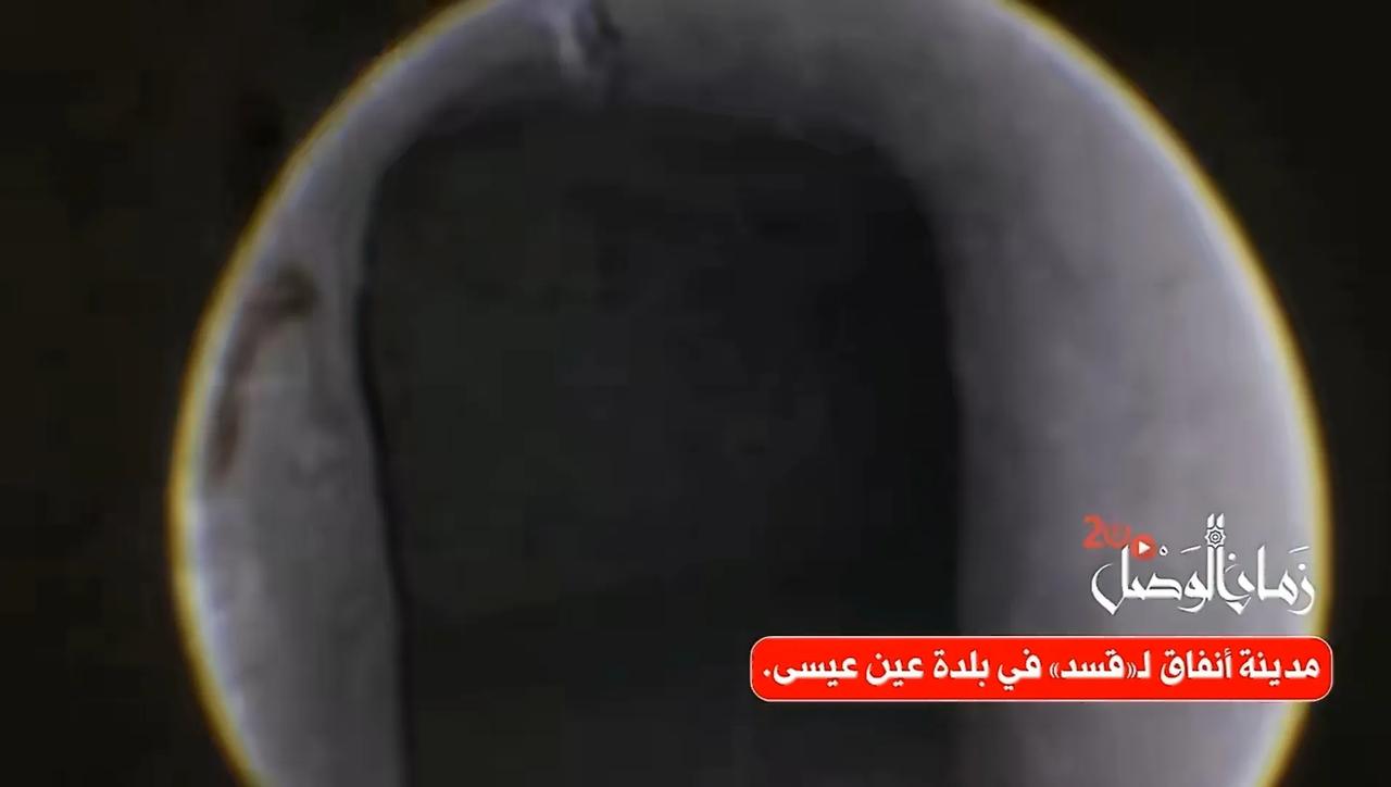 叙利亚HTS的士兵进入库尔德武装在拉卡省艾因伊萨地区放弃的一个大型地下工事进行搜