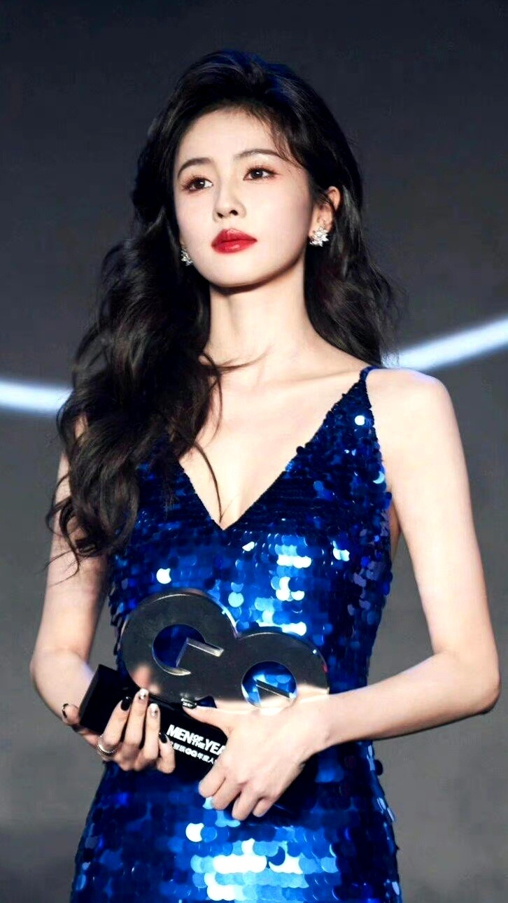 片头美不美都是次要的，我看奔跑吧完全是因为里面有个搞笑的美人逗我乐。白鹿真的是好