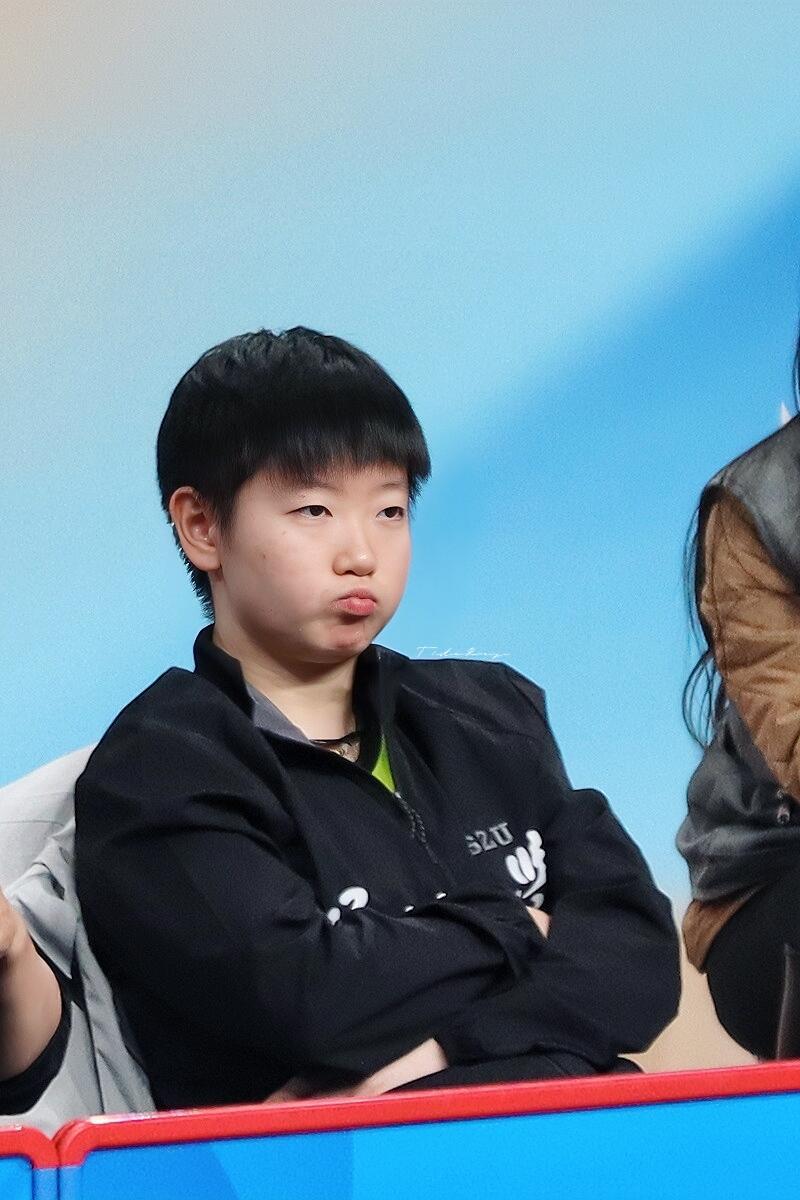 国乒队有自己的赛场反差神图合集场上😠场外😄每个人的表情实在是太丰富了！一人一